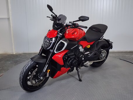 2023 Ducati Diavel V4, красный, 2179000 рублей, вид 4