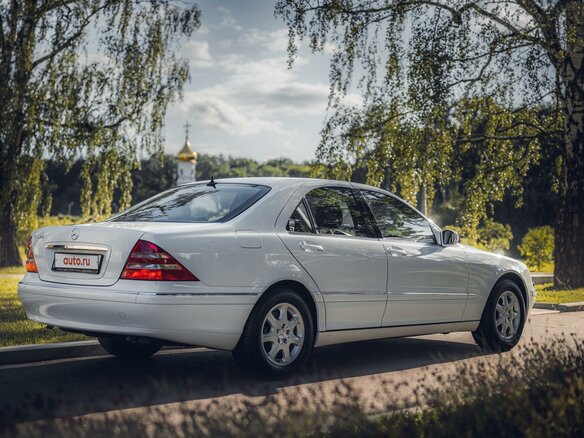 1999 Mercedes-Benz S-Класс 320 IV (W220), белый - вид 4
