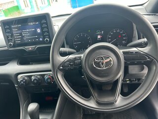 2020 Toyota Yaris IV, серый, 1195000 рублей, вид 3