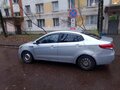 2015 Kia Rio III Рестайлинг, серебристый, 400000 рублей - вид 3