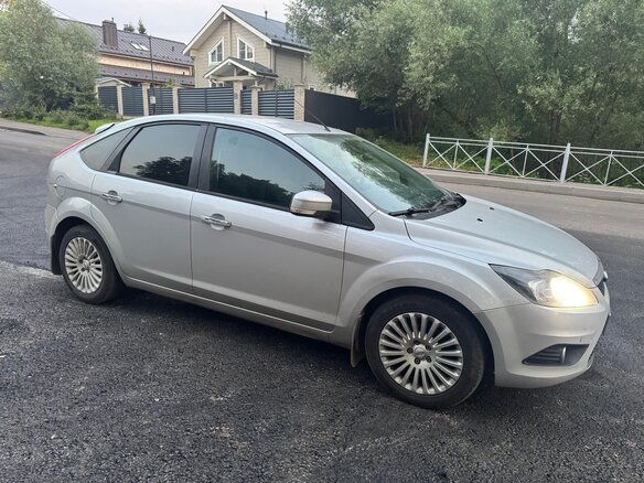 2011 Ford Focus II Рестайлинг, серебристый - вид 1