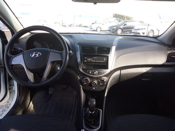2015 Hyundai Solaris I Рестайлинг, белый, 890000 рублей - вид 3