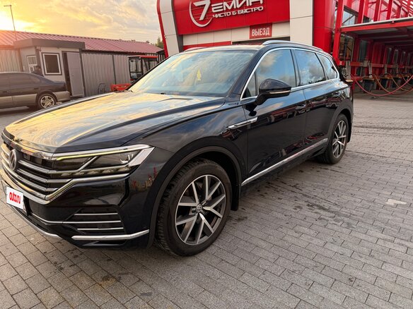 2018 Volkswagen Touareg III, синий - вид 2