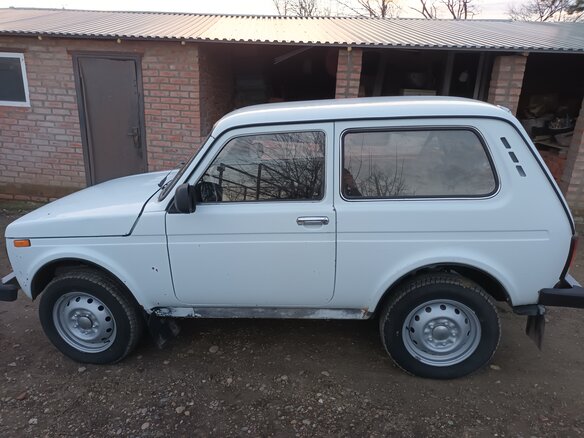 2011 Lada (ВАЗ) 2121 (4x4) I Рестайлинг, белый, 420000 рублей - вид 2