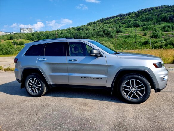 2018 Jeep Grand Cherokee IV (WK2) Рестайлинг, серый, 2500000 рублей - вид 2