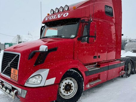 2003 Volvo VNL, пурпурный, 3200000 рублей, вид 4