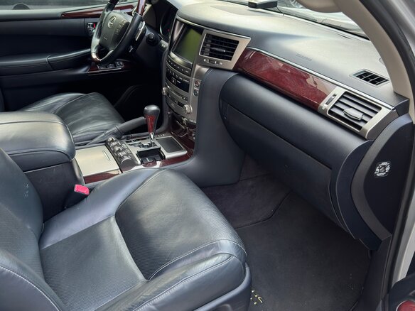 2013 Lexus LX 570 III Рестайлинг, серебристый, 5100000 рублей - вид 9