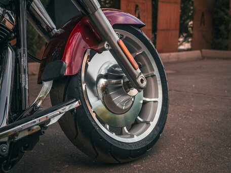2023 Harley-Davidson Fat Boy, пурпурный, 3590000 рублей, вид 4