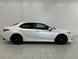 2020 Toyota Camry VIII (XV70), белый, 2385000 рублей, вид 4