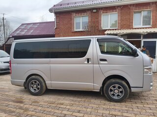 2015 Toyota HiAce H200 Рестайлинг, серебристый, 3550000 рублей, вид 2