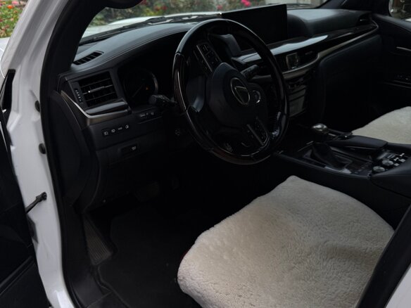 2017 Lexus LX 570 III Рестайлинг 2, белый, 9000000 рублей - вид 5
