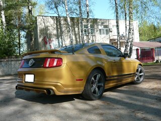 2010 Ford Mustang V Рестайлинг, золотистый, 1300000 рублей, вид 5