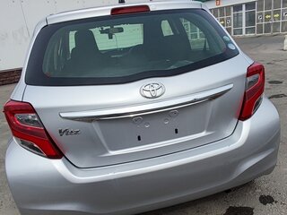 2014 Toyota Vitz III (XP130) Рестайлинг, серебристый, 910000 рублей, вид 3