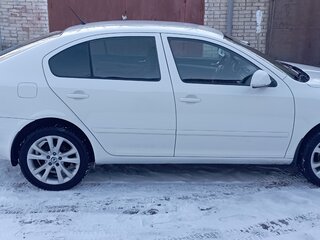 2011 Skoda Octavia II (A5) Рестайлинг, белый, 799000 рублей, вид 3