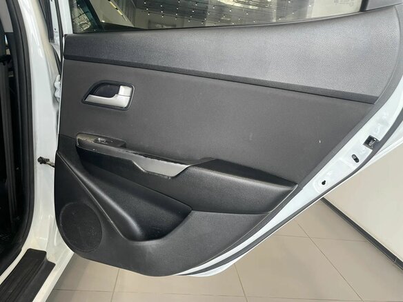 2016 Kia Rio III Рестайлинг, белый - вид 13