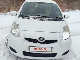 2010 Toyota Vitz II (XP90), белый, 730000 рублей, вид 2
