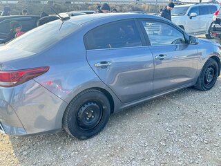 2021 Kia Rio IV Рестайлинг, серый, 1750000 рублей, вид 3