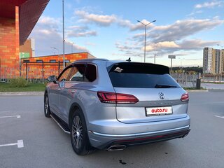 2018 Volkswagen Touareg III, серебристый, 5300000 рублей, вид 5