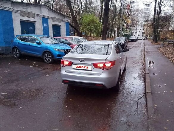 2015 Kia Rio III Рестайлинг, серебристый, 400000 рублей - вид 2