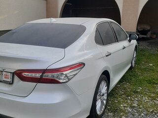 2018 Toyota Camry VIII (XV70), белый, 3400000 рублей, вид 2