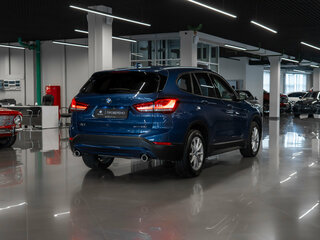 2020 BMW X1 20i xDrive II (F48) Рестайлинг, синий, 3580000 рублей, вид 4