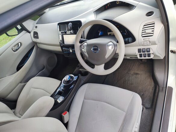 2012 Nissan Leaf (EM57) I (ZE0/AZE0), белый, 790000 рублей - вид 6
