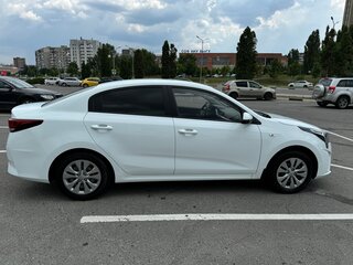 2020 Kia Rio IV, белый, 1920000 рублей, вид 2