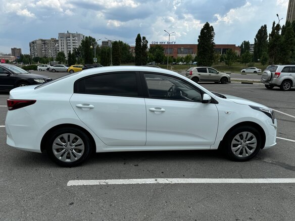 2020 Kia Rio IV, белый, 1920000 рублей - вид 1