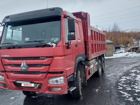 2020 Sinotruk Howo ZZ3327, красный, 4000000 рублей, вид 5