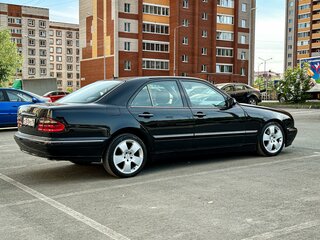 2000 Mercedes-Benz E-Класс 220 II (W210, S210) Рестайлинг, чёрный, 860000 рублей, вид 4