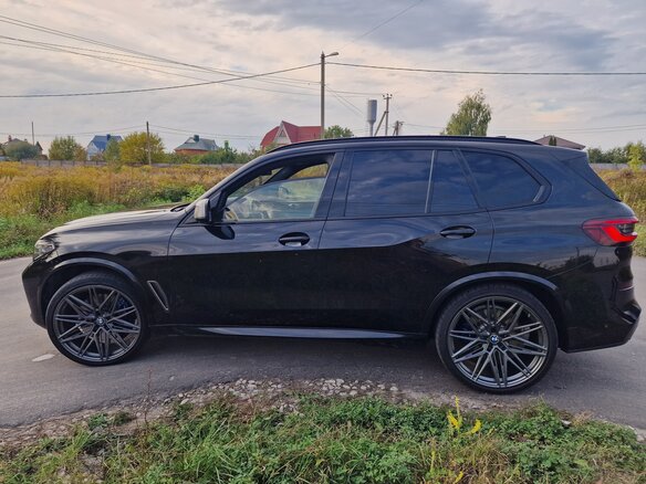 2019 BMW X5 M50d IV (G05/G18), чёрный, 6200000 рублей - вид 2
