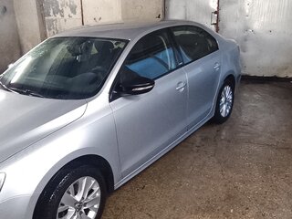2014 Volkswagen Jetta VI Рестайлинг, серебристый, 850000 рублей, вид 2