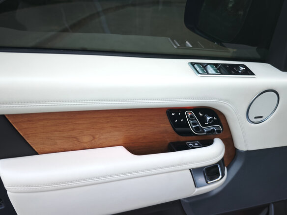 2018 Land Rover Range Rover IV Рестайлинг, бежевый, 7999908 рублей - вид 22
