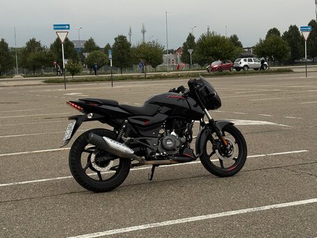 2021 Bajaj Pulsar 180, чёрный, 100000 рублей, вид 3