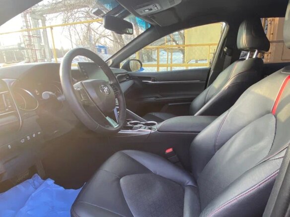 2021 Toyota Camry VIII (XV70) Рестайлинг, чёрный, 3400000 рублей - вид 6