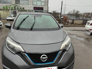 2017 Nissan Note e-Power II Рестайлинг, серебристый, 1300000 рублей, вид 2
