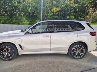 2020 BMW X5 45e IV (G05/G18), белый, 7900000 рублей, вид 4
