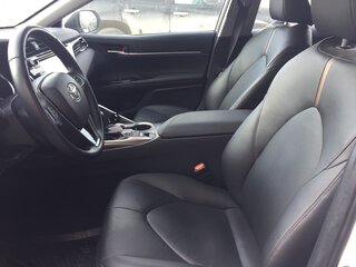 2018 Toyota Camry VIII (XV70), белый, 3800000 рублей, вид 4