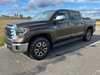 2021 Toyota Tundra CrewMax II Рестайлинг, коричневый, 6700000 рублей, вид 3