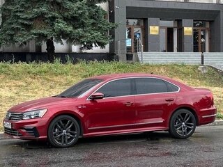 2017 Volkswagen Passat (North America and China) I Рестайлинг, красный, 2150000 рублей, вид 4