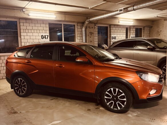 2019 Lada (ВАЗ) Vesta SW Cross I, оранжевый, 1150000 рублей - вид 3