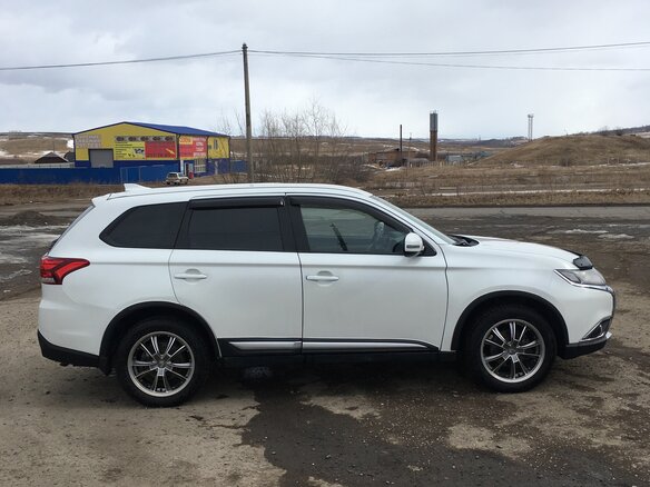 2018 Mitsubishi Outlander III Рестайлинг 2, белый - вид 3