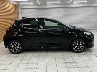 2021 Toyota Yaris IV, чёрный, 1140000 рублей, вид 3