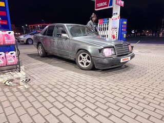 1987 Mercedes-Benz W124 230 4-speed, серебристый, 155000 рублей, вид 3
