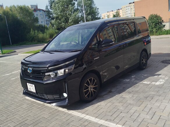 2015 Toyota Voxy III (R80), чёрный, 2200000 рублей