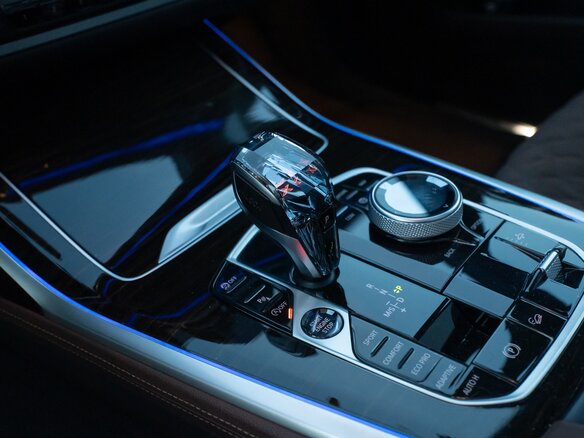 2020 BMW X7 40i I (G07), синий, 8300000 рублей - вид 8