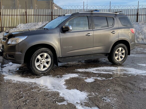 2013 Chevrolet TrailBlazer II, серый, 1750000 рублей - вид 1