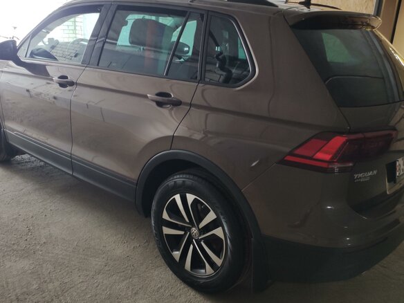 2019 Volkswagen Tiguan II, коричневый, 2200000 рублей - вид 2