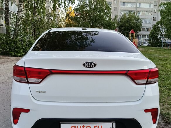 2018 Kia Rio IV, белый, 850000 рублей - вид 2