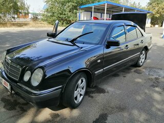 1998 Mercedes-Benz E-Класс 200 II (W210, S210), чёрный, 410000 рублей, вид 2